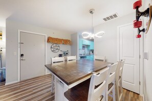 Fridge, microwave, oven, stovetop - Convenient condo near the lake and city with pool access, a washer/dryer, & AC (Branson)