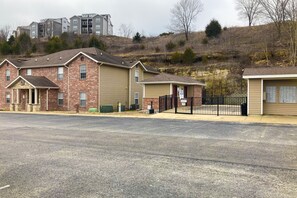 Exterior - Convenient condo near the lake and city with pool access, a washer/dryer, & AC (Branson)