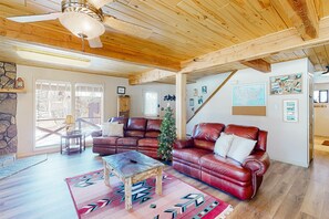 TV, books - Charming riverfront cabin with mountain view, firepit, washer/dryer & grill (South Fork)