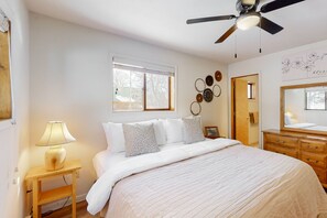 3 bedrooms, iron/ironing board, internet, bed sheets - Charming riverfront cabin with mountain view, firepit, washer/dryer & grill (South Fork)