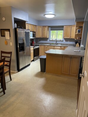 Réfrigérateur, four à micro-ondes, un four, surface de cuisson