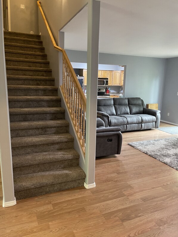 Téléviseur connecté, foyer, lecteur de DVD, table de baby-foot