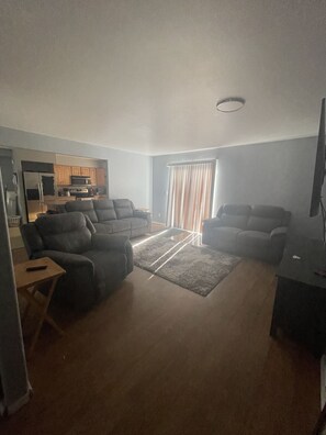 Téléviseur connecté, foyer, lecteur de DVD, table de baby-foot