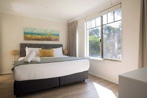6 bedrooms, iron/ironing board, WiFi, bed sheets - Dunsborough Bay Retreat—Steps from Beach & Dining (Dunsborough)