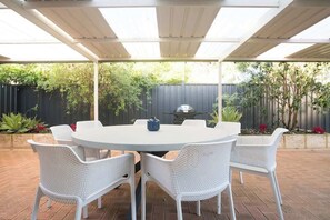 Outdoor dining - Dunsborough Bay Retreat—Steps from Beach & Dining (Dunsborough)