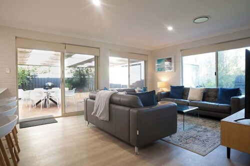 Dunsborough Bay Retreat—Steps from Beach & Dining