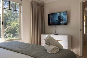 4 bedrooms, iron/ironing board, WiFi, bed sheets