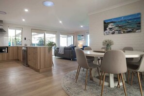 Dining - Dunsborough Bay Retreat—Steps from Beach & Dining (Dunsborough)