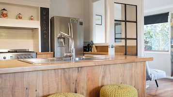 冰箱、微波炉、烤箱、炉灶