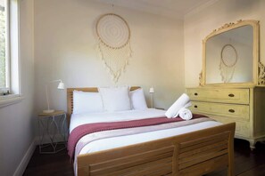 3 bedrooms, iron/ironing board, WiFi, bed sheets