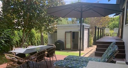 Higgins Hideaway Central Cottage with Garden Oasis