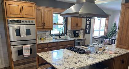 Spacious 3BR home overlooking Boom Lake, Hodag Park, and Rhinelander amenities