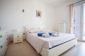 2 bedrooms, iron/ironing board, WiFi