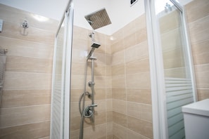 Dusche, Haartrockner, Bidet