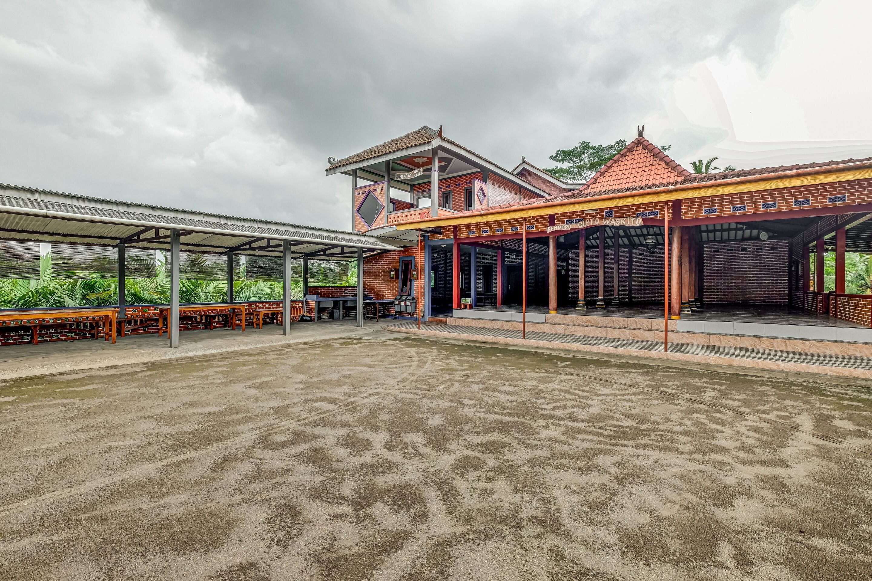 A covered outdoor area with a brick building labeled "Pura Wisata Taman Sari."
