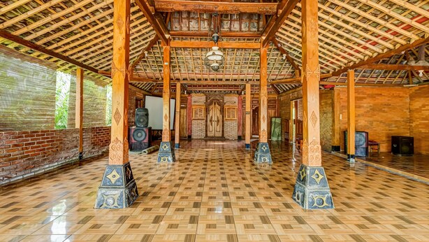 A spacious hall with a high wooden ceiling and a checkered floor. - OYO Homes 90996 Desa Wisata Pulesari Syariah (Turi)