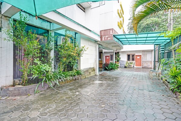 Reception - OYO Life 90791 Royale Margorejo (Surabaya)