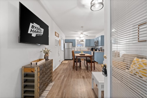 The Flat on Gratton | Lit Covered Outdoor Patio (979 Gratton Road)