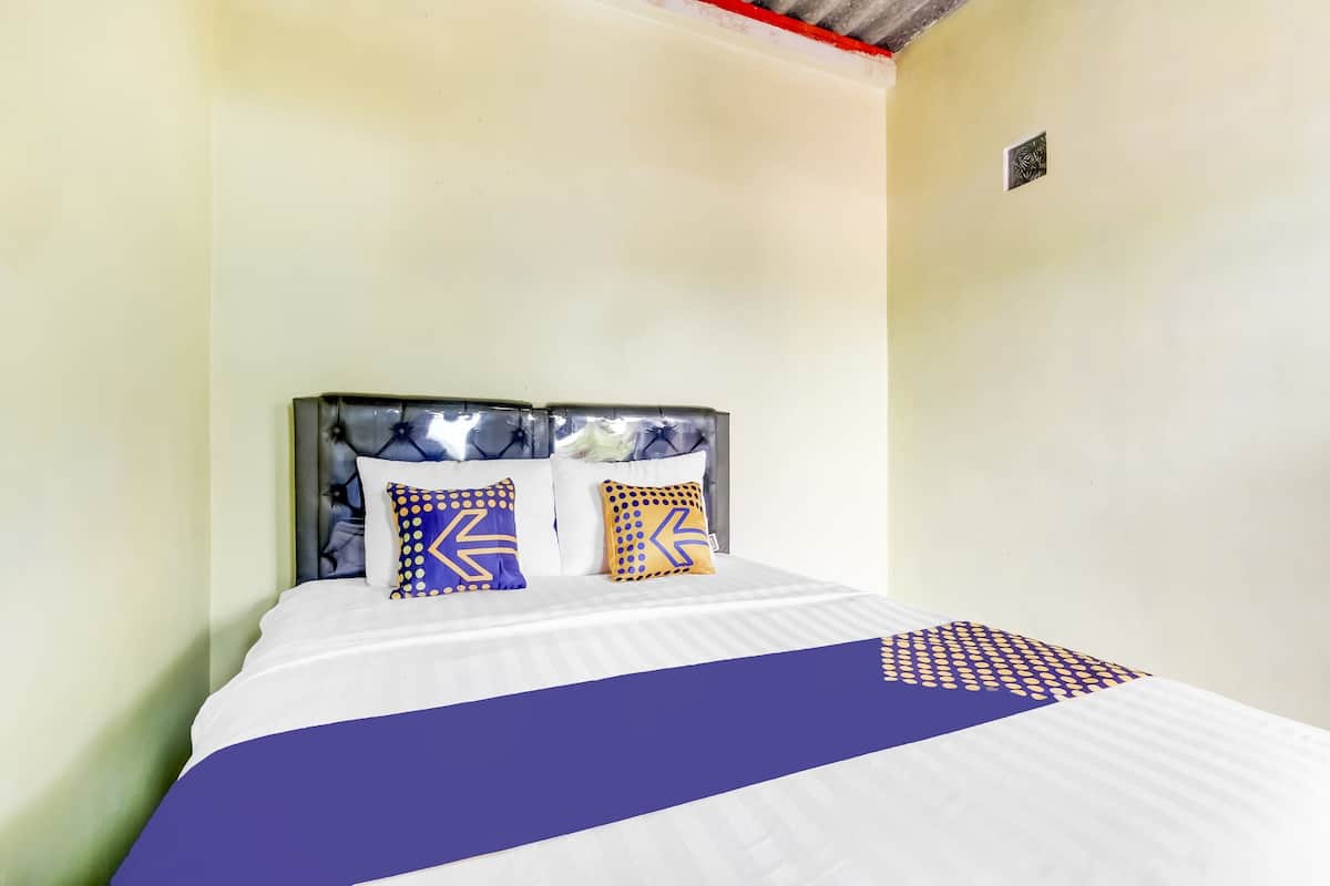 Kamar Double Ekonomi | Meja kerja dan seprai linen