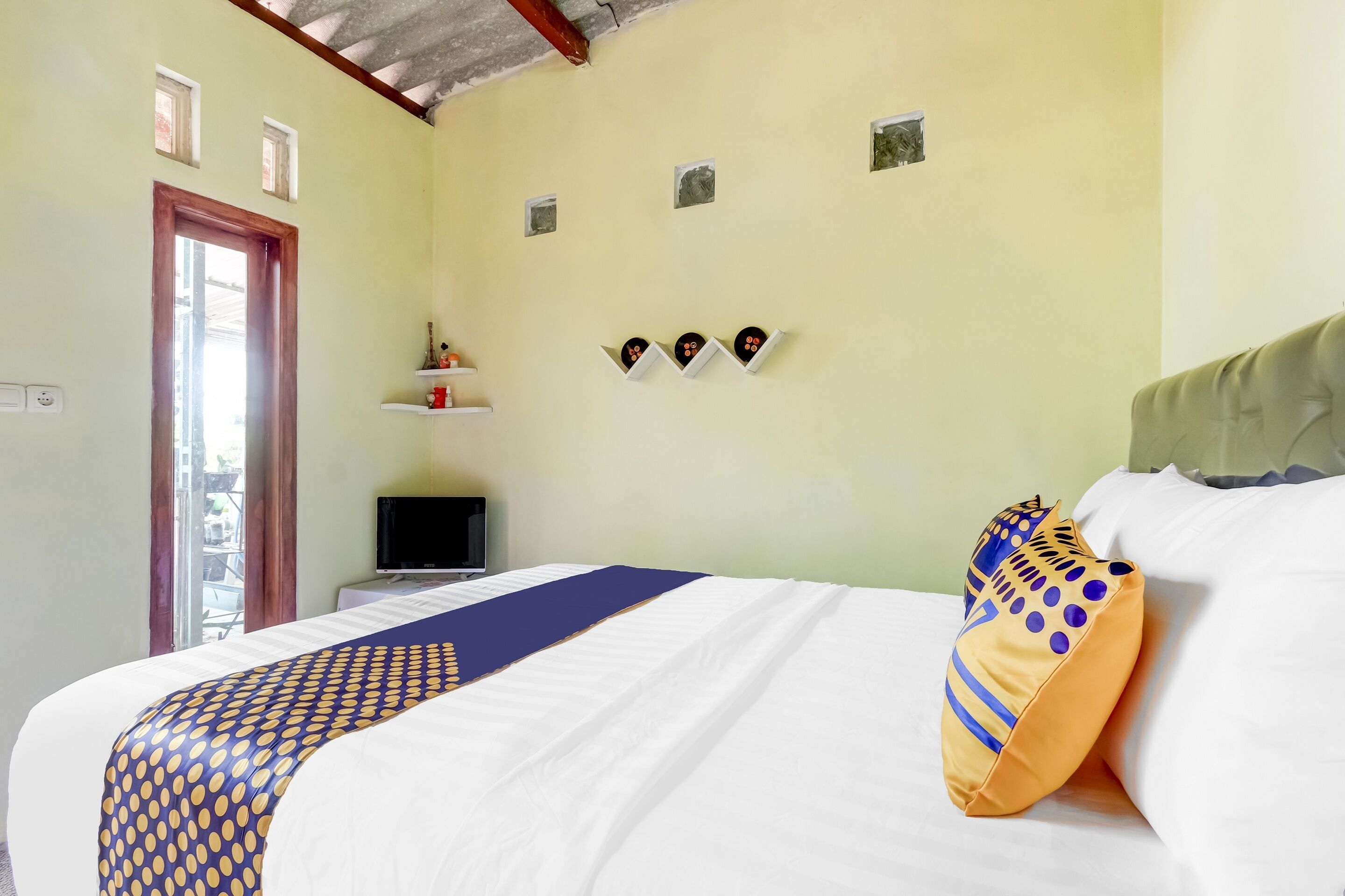 Kamar Double Ekonomi | Meja kerja dan seprai linen