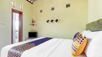 مكتب وملاءات أسرّة