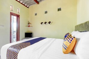 Escritorio y ropa de cama 