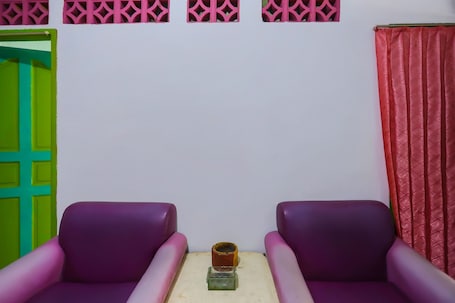 Recepción. Hotel O Homestay Bude Sri