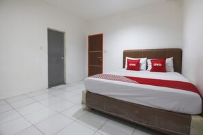 Standard Double Room | Desk, free WiFi, bed sheets - OYO 3872 Wisma Family (Palembang)