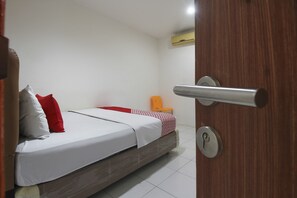 Quarto casal standard | Escrivaninha, Wi-Fi de cortesia, roupa de cama