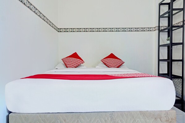 Standard Double Room | Free WiFi, bed sheets - Hotel O Bumi Merpati Residence (Makassar)