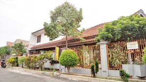 Unclassified image, 5 of 21, button - OYO Life  90539 Taman Borobudur Guest House Syariah (Malang)