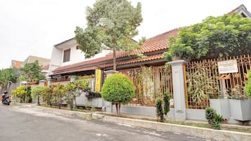 Vista frontal de la propiedad