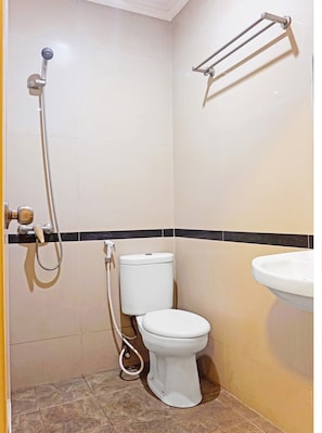 Regadera, regadera tipo lluvia, toallas, papel de baño