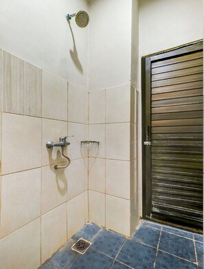 Habitación doble económica | Baño | Regadera, regadera tipo lluvia, papel de baño 