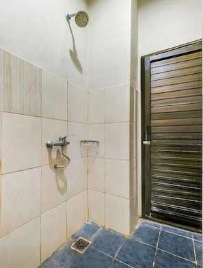 Habitación doble económica | Baño | Regadera, regadera tipo lluvia, papel de baño