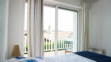 2 chambres, coffres-forts dans les chambres, fer et planche Ă repasser