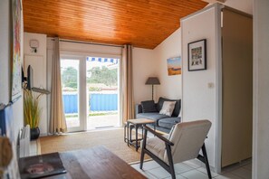 TV, DVD player, books, stereo