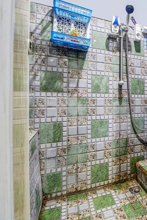 Economy-Doppelzimmer | Badezimmer | Dusche, Regendusche, Handtücher, Toilettenpapier