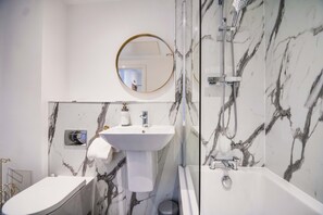 Regadera, secadora de cabello, toallas 