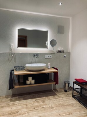 Dusche, Haartrockner, Handtücher