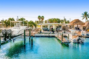 Marina - Renovated waterfront bungalow with private dock, lanai & Cabana Club/pool access (Key Colony Beach)