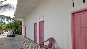 Un edificio con puertas rosadas y piso de baldosas.