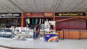 Un mercado callejero con varios puestos, incluyendo una cafetería y un puesto de comida.