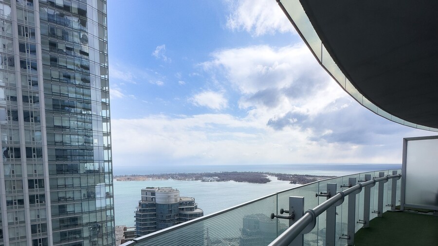 Luxury 2 Bedroom Lakeview