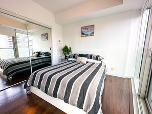 Deluxe-Apartment, Mehrere Betten, Seeblick | 2 Schlafzimmer, individuell eingerichtet, Schreibtisch