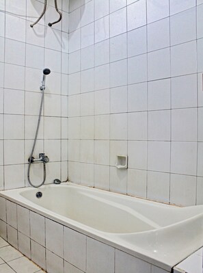 Shower, rainfall showerhead, towels, toilet paper - Capital O 90417 Hotel Batu Suli Internasional (Palangkaraya)