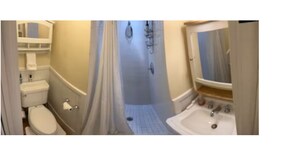 Douche, sèche-cheveux, serviettes fournies, savon