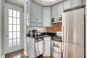 Een koelkast, een magnetron, een oven, een kookplaat