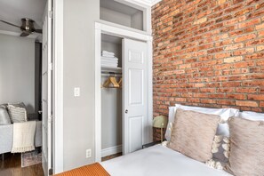 2 quartos, ferros/tábuas de passar roupa, Wi-Fi, roupa de cama
