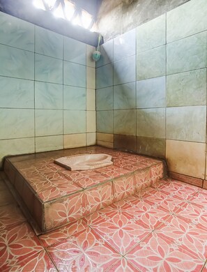 Habitación doble | Baño | Regadera, toallas, papel de baño 